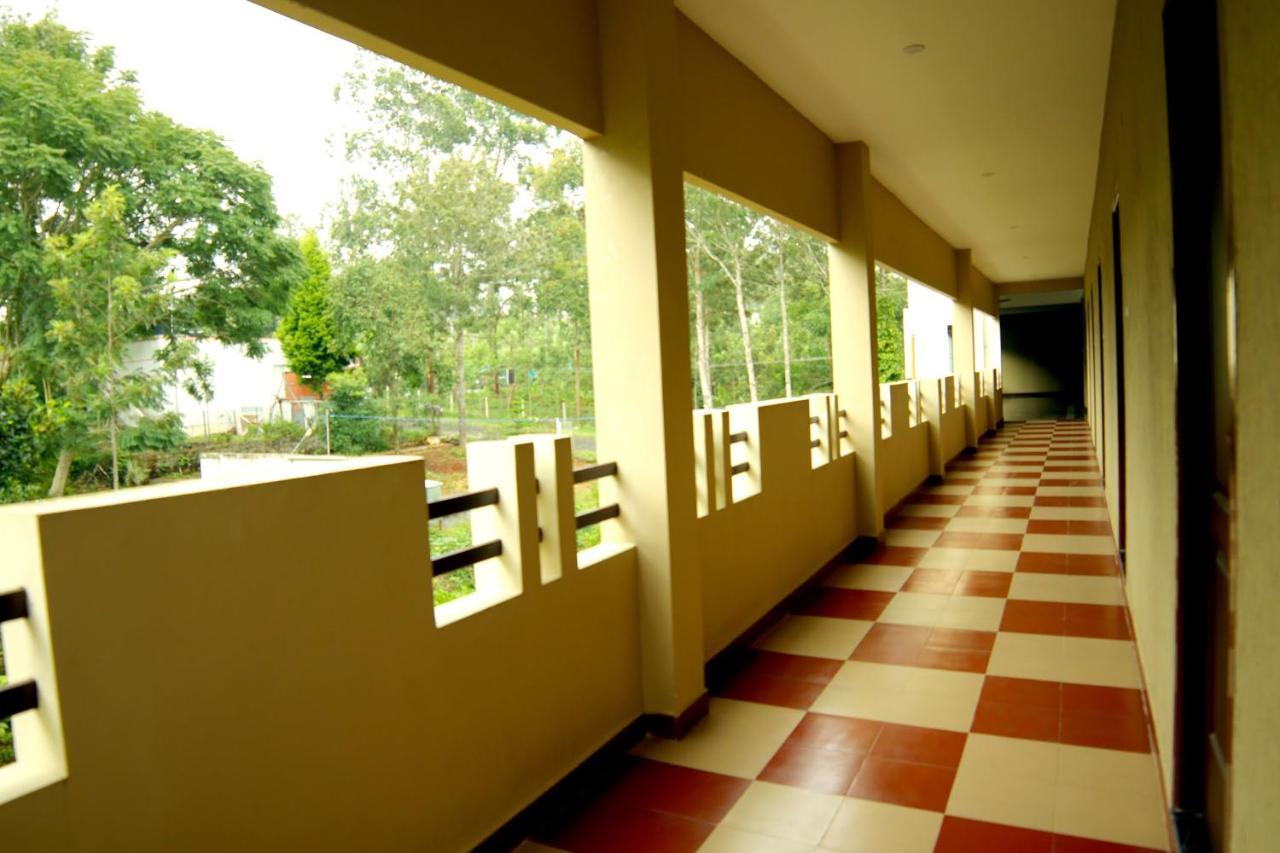 Ack Palacce Inn Yercaud Bagian luar foto